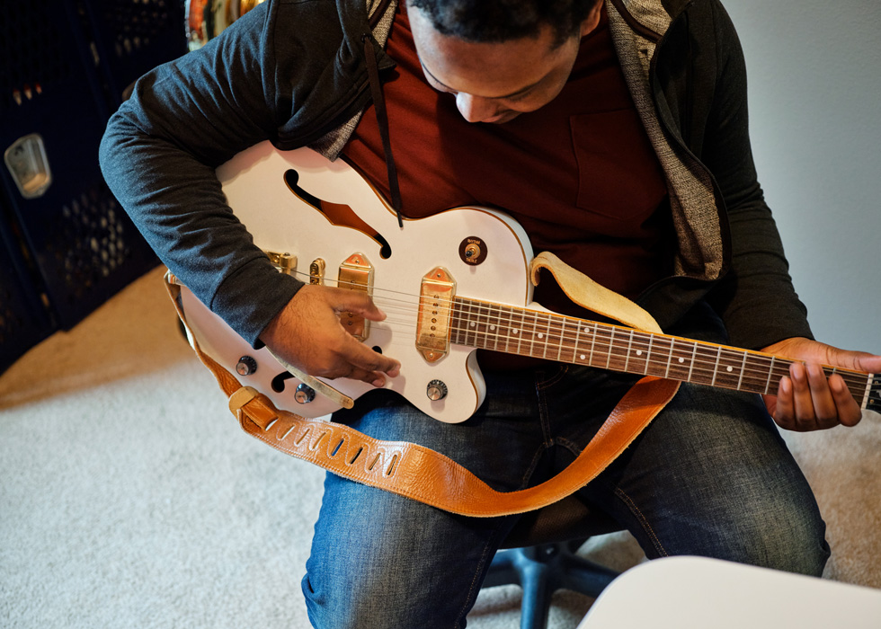 Rhys Richard s’entraîne à la guitare.