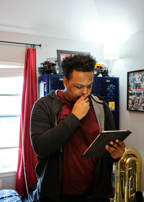 Rhys Richard au travail avec iPad Pro.