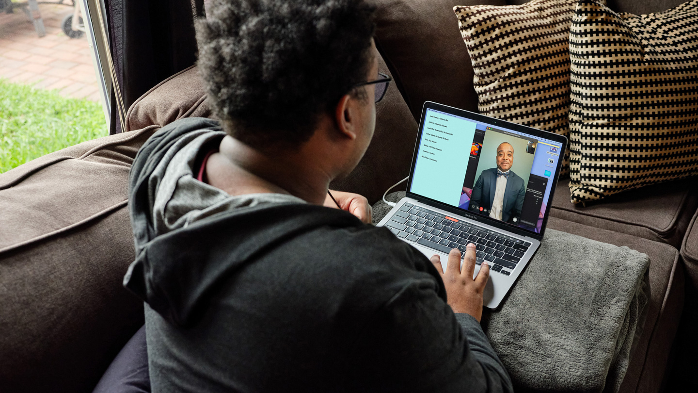 Rhys Richard utilise MacBook Pro pour apprendre à distance.