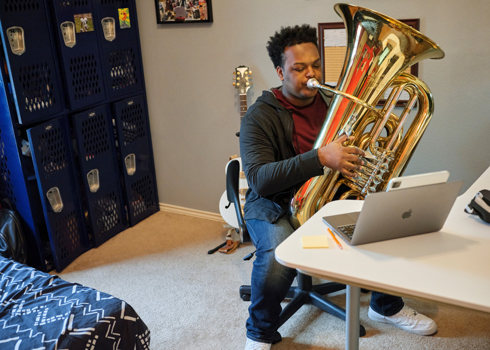Rhys Richard s’entraîne au tuba avec iPad Pro et MacBook Pro.