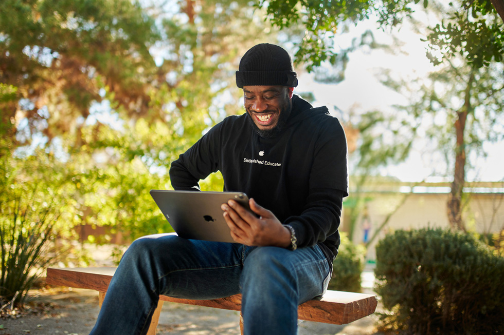Mike Lang assis dehors, utilisant iPad.