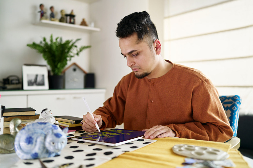 Gaurav Ogale en train d’utiliser iPad Pro et l’Apple Pencil.