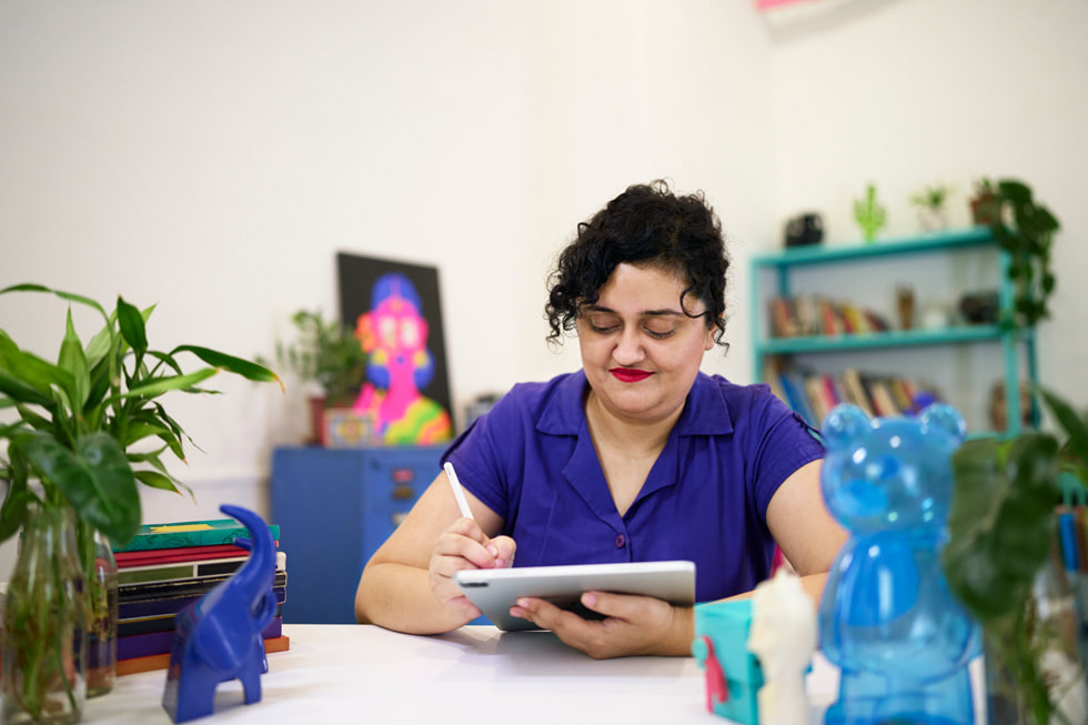 Mira Felicia Malhotra en train d’utiliser iPad Pro à son bureau.