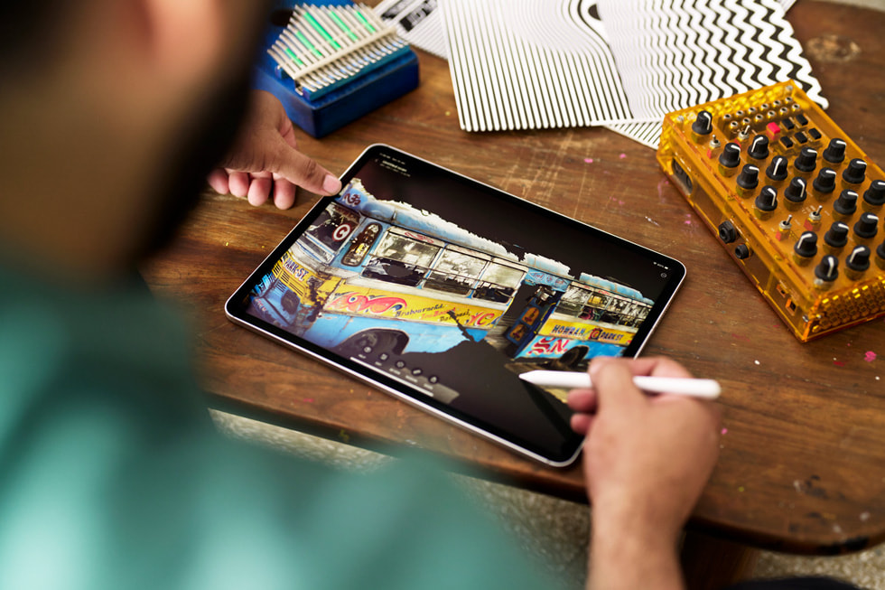 Varun Demain en train d’utiliser l’Apple Pencil sur son iPad Pro.