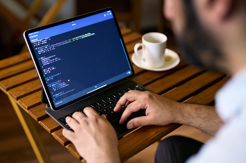 Varun Desai en train de coder au moyen d’iPad Pro et du Magic Keyboard.