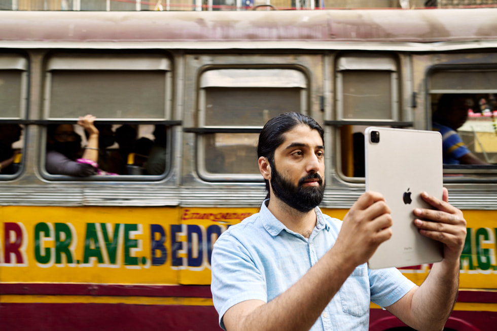Varun Desai utilise son iPad Pro à Kolkata.