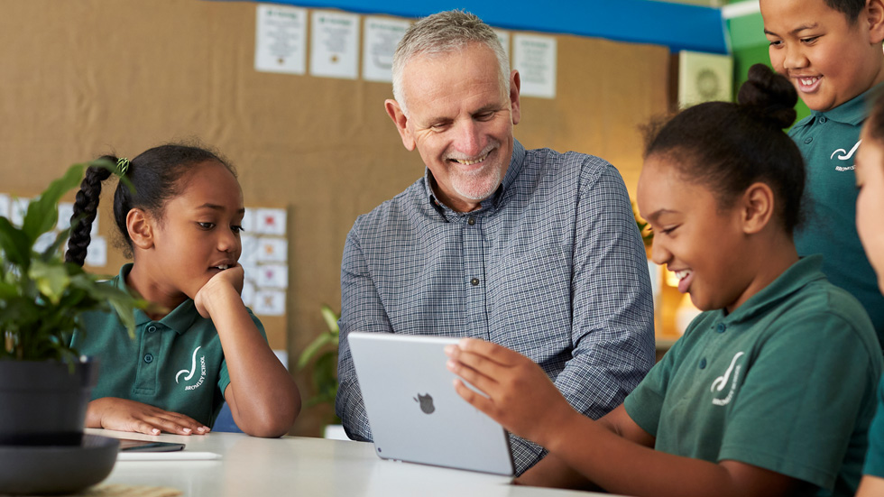 Azariah Abohay, Amelia Abohay et Jeremiah Laufiso montrent au directeur de leur école, Scot Kinley, le prototype de leur app d’apprentissage du samoan.