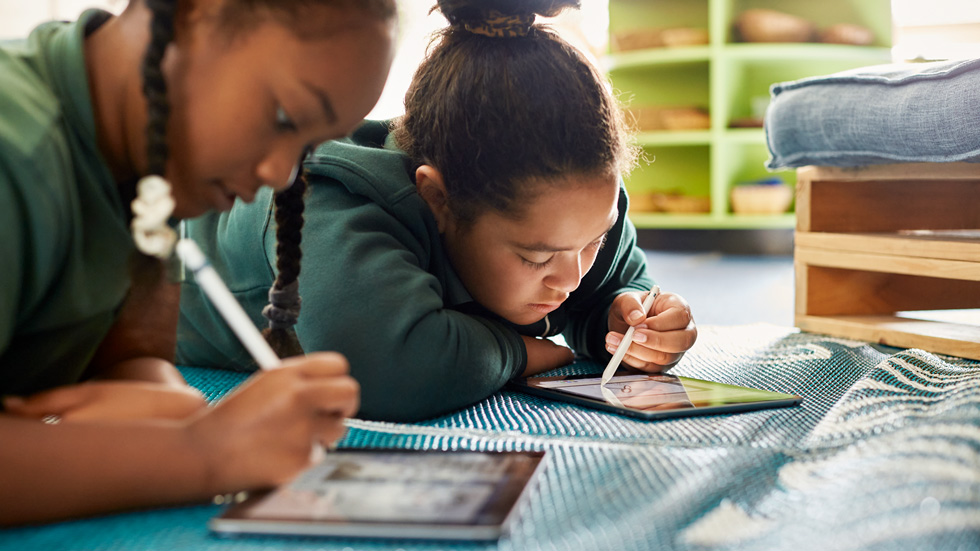 Des élèves de Bromley utilisent iPad avec l’Apple Pencil.