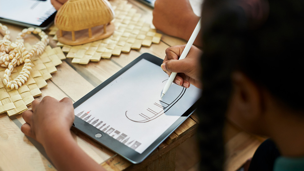 Azariah Abohay, élève à l’école Bromley, utilise un Apple Pencil et un iPad.