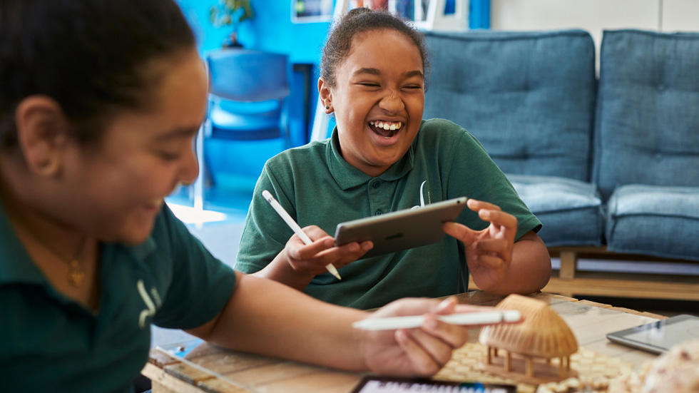 Deux élèves de l’école Bromley, Amelia Abohay et Leonie Bradbrook, utilisent iPad et l’Apple Pencil.