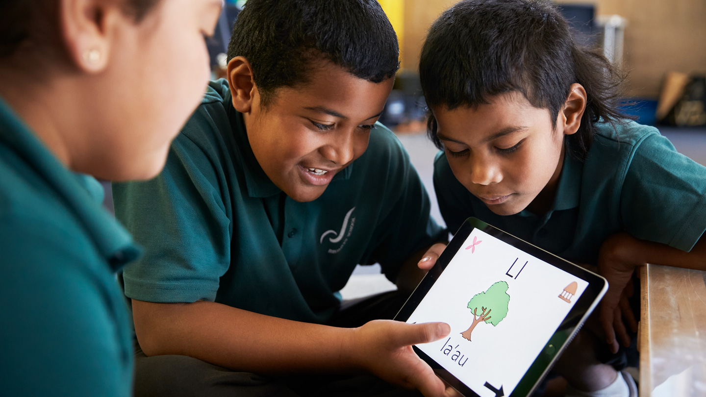 Des élèves de l’école Bromley, Leonie Bradbrook, Talia Uasi et Siosaia Uasi, utilisant iPad.