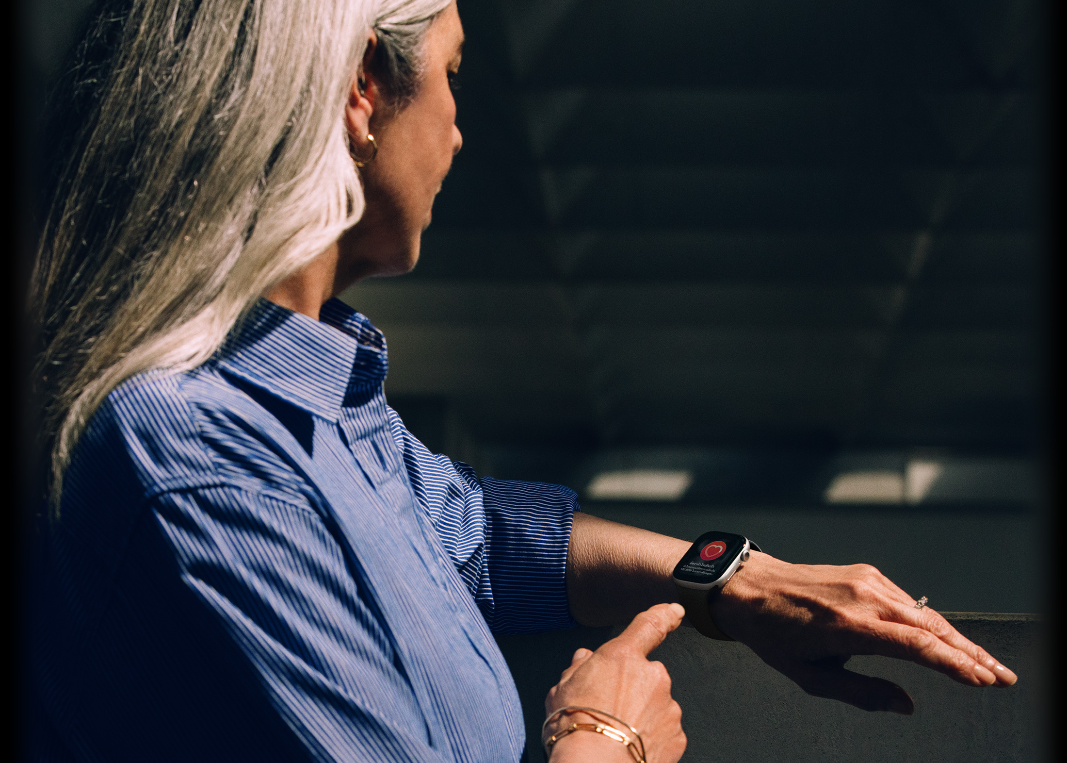 ผู้ใช้กำลังอ่านข้อความการแจ้งเตือนภาวะความดันโลหิตสูงบน Apple Watch Series 11