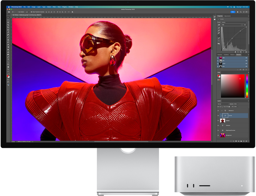 Studio Display і Mac Studio показано разом з Adobe Photoshop