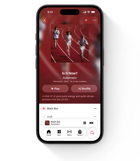 iPhone menampilkan UI Apple Music yang menampilkan Lana Del Rey