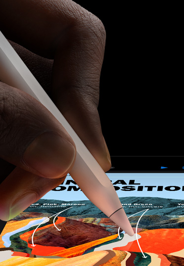 Gros plan d’une main tenant un Apple Pencil, dessinant sur l’écran d’un iPad.