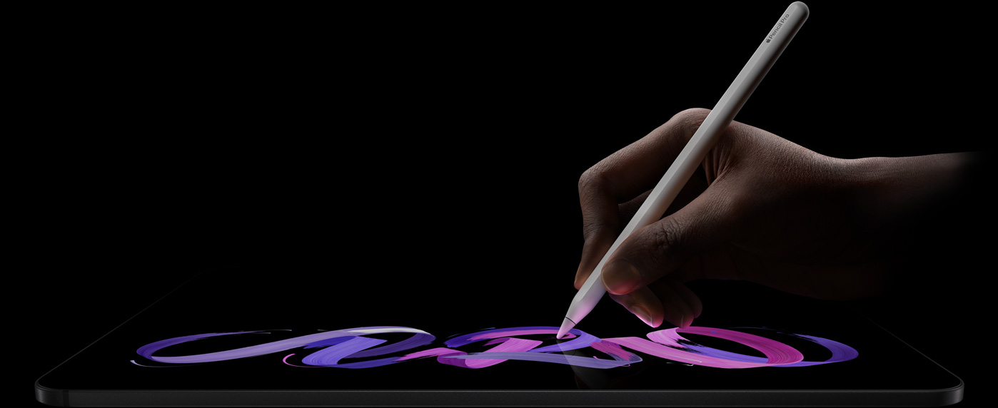 iPad Pro, esikülg, horisontaalpaigutus, külg, kosmosemust värv, käsi hoidmas Apple Pencil Prod, valget värvi, joonistamas abstraktseid lillasid ja roosasid disaine ekraanil