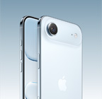 iPhone Air i himmelblå vist skråt bagfra, Fusion-hovedkamerasystem øverst, knappen Kamerabetjening. Forside vist skråt fra siden med skærm fra kant til kant, Handlingsknap og lydstyrkeknapper
