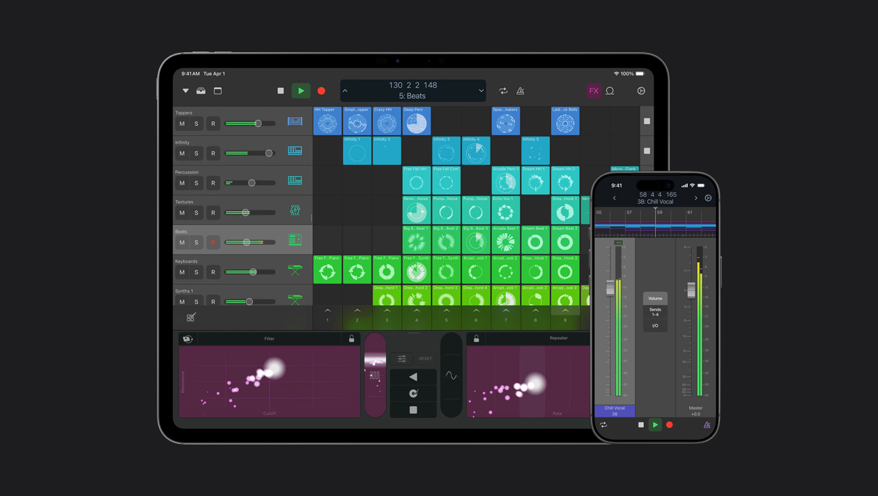 อุปกรณ์ iPad และ iPhone วางอยู่ข้างกัน, หน้าจอ iPad แสดงพื้นที่ทำงานของ Logic Pro พร้อมเครื่องดนตรีซอฟต์แวร์, หน้าจอ iPhone แสดงการควบคุมเสียงร้องและเสียงหลัก