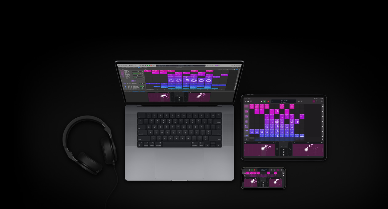 MacBook Pro รุ่น 16 นิ้ว, iPad Pro รุ่น 13 นิ้ว, iPhone 16, หน้าจอแสดงมิกซิ่งบอร์ดของ Logic Pro ที่มีสี่เหลี่ยมจัตุรัสสีม่วงและสีชมพูแสดงเลเยอร์เสียงและเสียงที่แตกต่างกัน, หูฟังอยู่ทางซ้ายของอุปกรณ์
