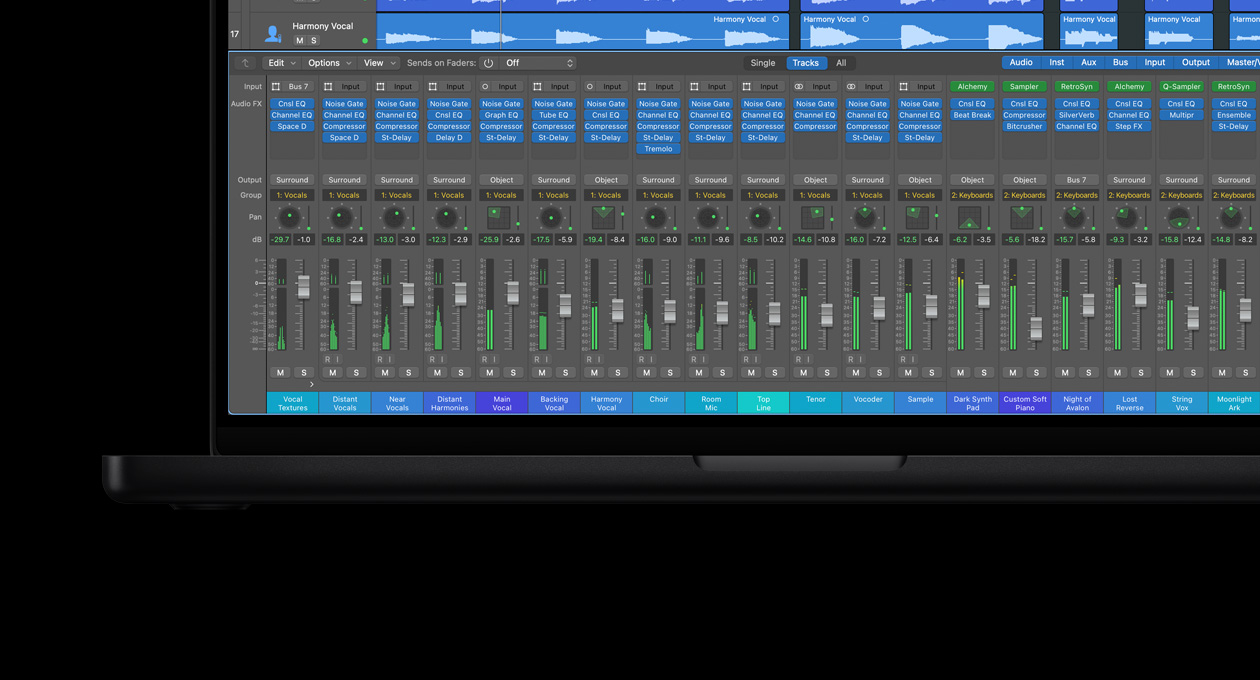 MacBook Pro รุ่น 16 นิ้ว, มิกซิ่งบอร์ดแบบ 24 แทร็ค พร้อม Faders, เครื่องดนตรีจัดเรียงอยู่ด้านล่าง