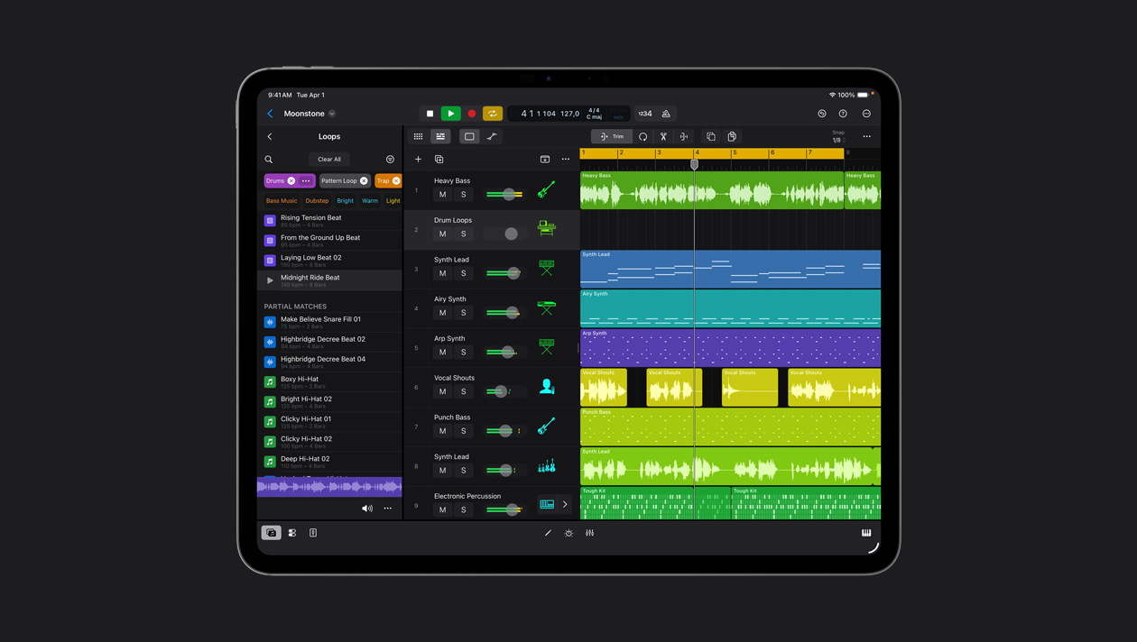 หน้าจอ iPad Pro รุ่น 13 นิ้ว แสดงพื้นที่ทำงานของ Logic Pro โดยมีแผง Loops อยู่ทางซ้าย, แถวคลื่นเสียงที่มีสีแตกต่างกัน