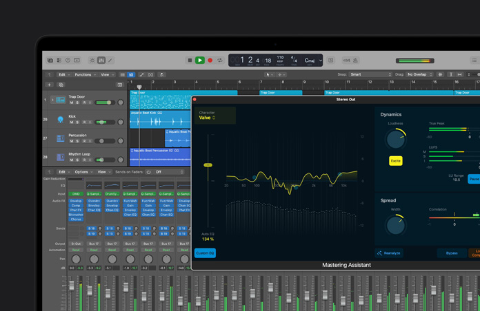 หน้าจอ MacBook Pro รุ่น 16 นิ้ว แสดงเลเยอร์คลื่นเสียง, หน้าต่าง Mastering Assistant ที่เปิดอยู่, ตัวหมุนปรับและตัวเลือกการตั้งค่าหลากหลายอย่างที่อยู่ด้านล่าง