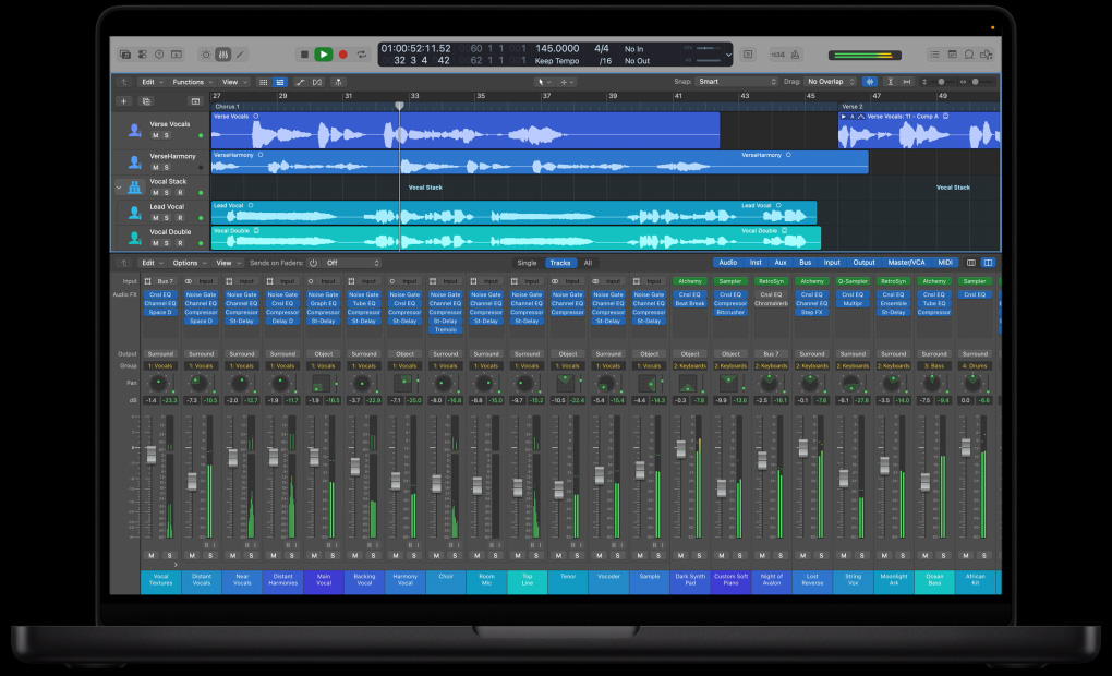 หน้าจอ MacBook Pro รุ่น 16 นิ้ว แสดงพื้นที่สำหรับการมิกซ์ที่มีเลเยอร์คลื่นเสียงพร้อมตัวหมุนปรับและการตั้งค่าต่างๆ อยู่ที่ด้านล่าง