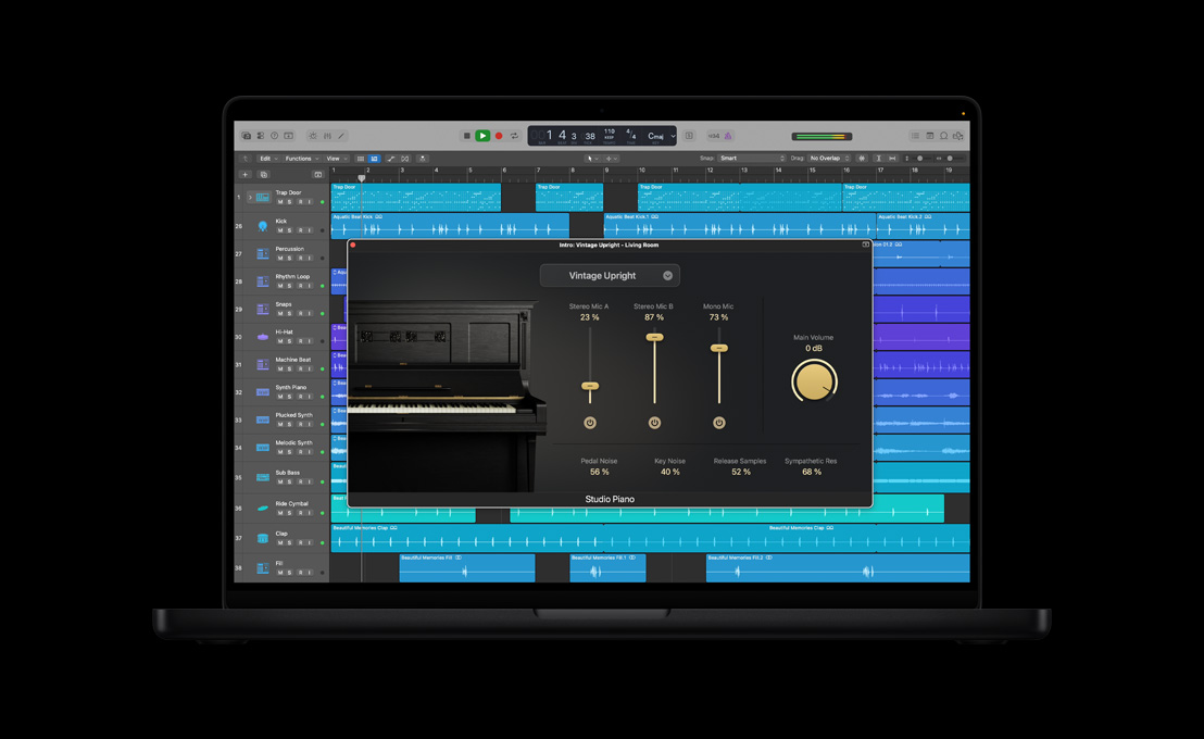 หน้าจอ MacBook Pro รุ่น 16 นิ้ว แสดง Studio Piano, Intro: Vintage Upright - หน้าต่าง Living Room ที่มีเปียโนสีดำอยู่ทางด้านซ้าย, ตัวหมุนปรับและตัวควบคุม