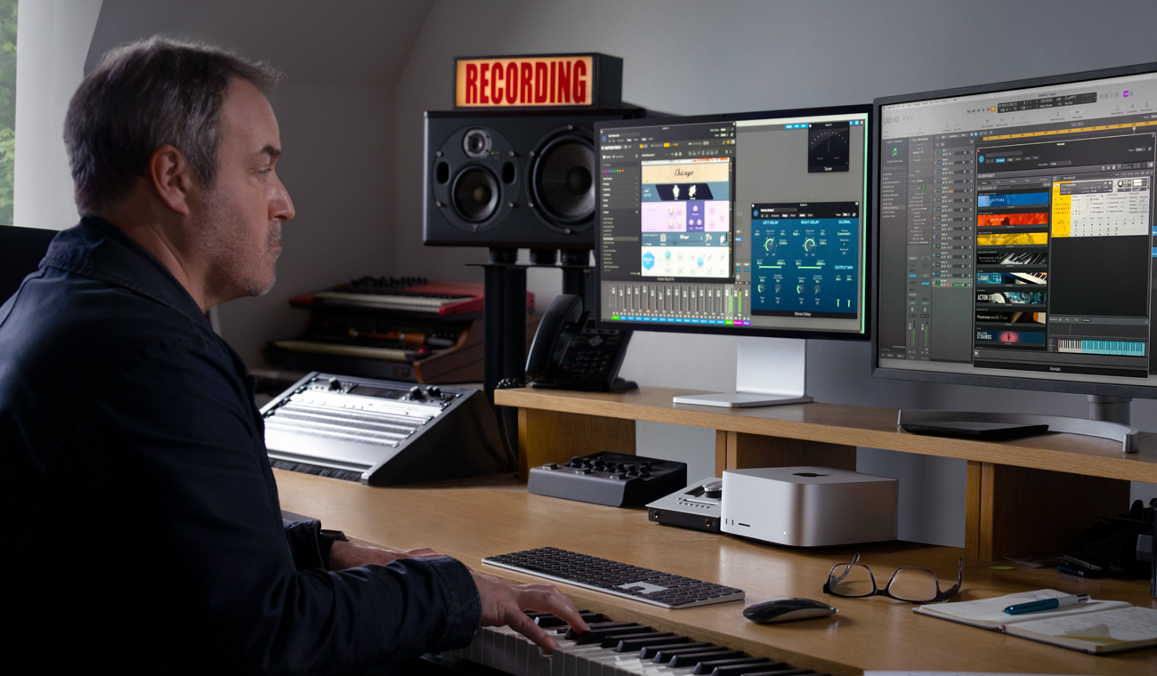 นักดนตรีที่ใช้เปียโนเพื่อสร้างมิกซ์เสียงด้วย Mac Studio และ Studio Display