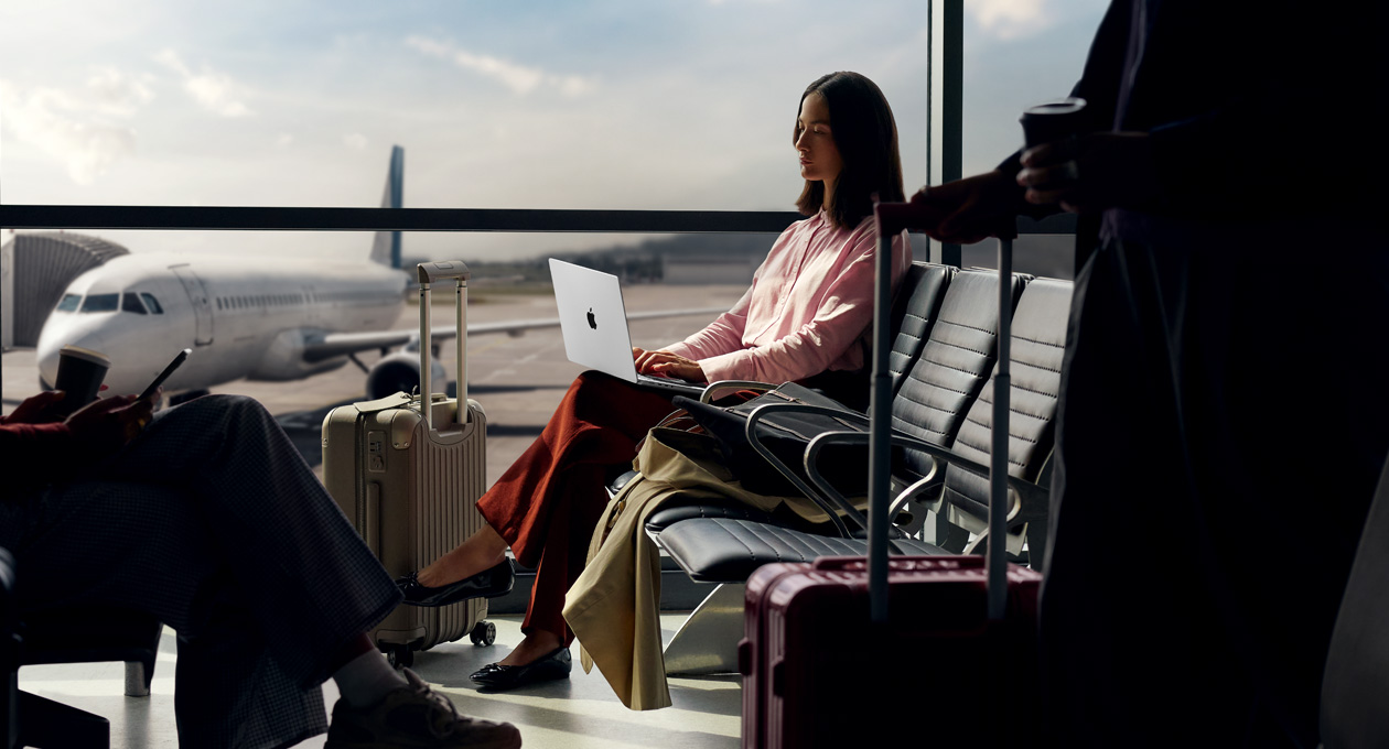 Henkilö käyttämässä MacBook Prota lentoasemalla