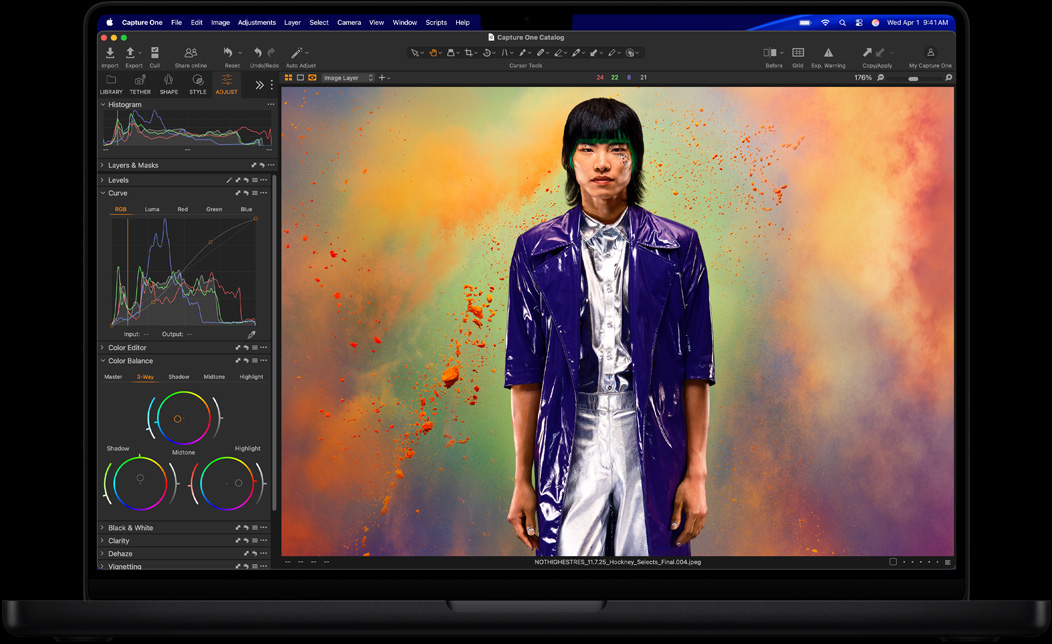 Pantalla de un MacBook Pro con la foto de una persona siendo editada en Capture One