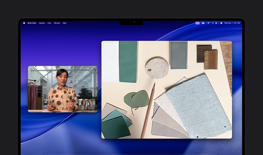Chamada de vídeo no MacBook Pro de uma mulher usando o recurso Visualização da Mesa para mostrar o espaço de trabalho cheio de quadrados de tecido para duas pessoas. O recurso Visualização da Mesa permite que ela mostre o espaço de trabalho e o rosto ao mesmo tempo