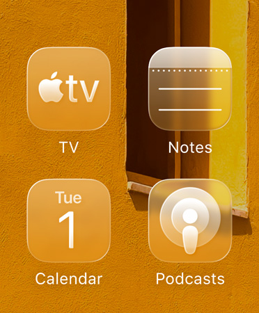 Liquid Glass App Symbole, einschliesslich Apple TV, Notizen, Kalender und Podcasts, farblich getönt, um optimal mit dem Hintergrundbild zu harmonieren