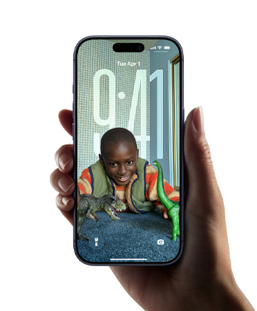 En hånd holder en iPhone-enhed, der viser det nye Liquid Glass-design, hvor klokkeslættet dynamisk tilpasser sig billedet på låseskærmen