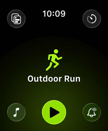 Nova disposição da app Treino, botões verdes em cada canto para aceder a alertas, música, experiências, treinos personalizados e métricas num fundo preto. No centro, um ícone de um atleta a verde, com Corrida (ar livre) em letras brancas por baixo e o botão verde Reproduzir abaixo