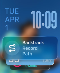 Três modelos de Apple Watch. No centro, Apple Watch em cor natural, o mostrador apresenta a Pilha inteligente com o widget Regresso. À direita, Apple Watch em preto brilhante, o mostrador apresenta a app Treino no ecrã. À esquerda, Apple Watch em rosa‑dourado, o mostrador apresenta a classificação do sono
