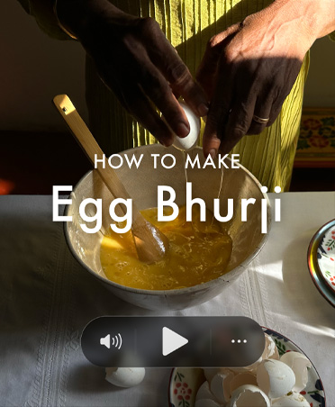 Imagen de un video de cocina, un hombre rompiendo huevos dentro un bowl