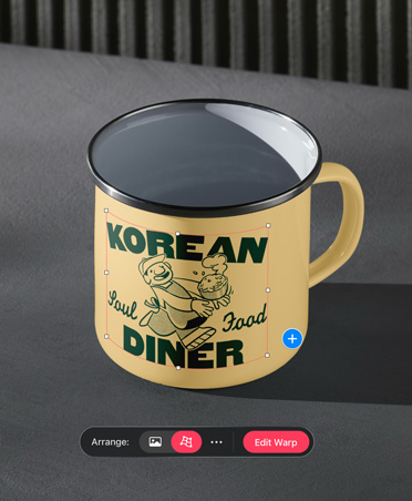 Foto de un tazón metálico amarillo para camping con el logo de Korean Diner en verde y la herramienta de deformación abierta en la parte inferior de la imagen