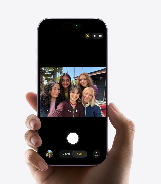 Vỏ ngoài mặt trước của iPhone, thể hiện năm người đang quay video selfie bằng camera trước Center Stage